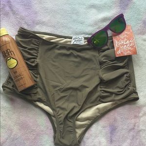 NWT Kortni Jeanne side ruched mocha bottoms